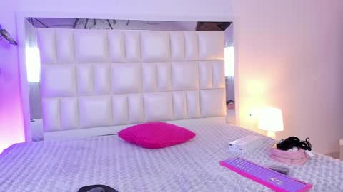 Snapshot of aradia_01 chatting on December 24, 5:27 am online show from December 24, 5:27 am