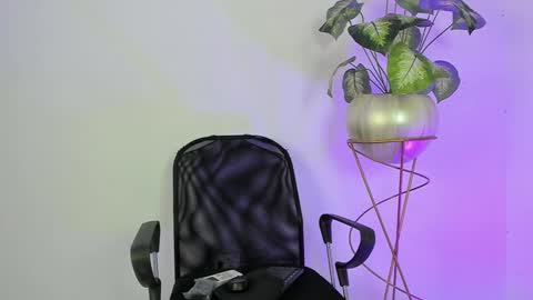 Snapshot of aradia_01 chatting on January 11, 5:20 am online show from January 11, 5:20 am