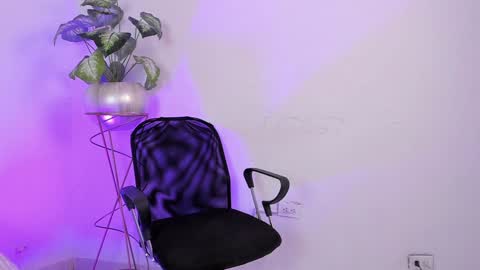 Snapshot of aradia_01 chatting on January 18, 6:03 am online show from January 18, 6:03 am