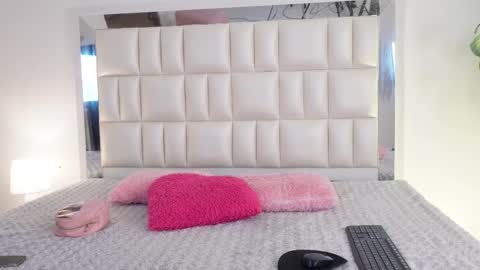 Snapshot of aradia_01 chatting on February 20, 4:50 am online show from February 20, 4:50 am