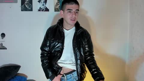 Snapshot of ares_johnsonn chatting on December 4, 9:35 pm Ares online show from December 4, 9:35 pm