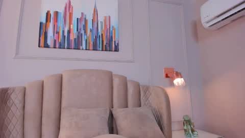 Snapshot of aria_greco chatting on December 6, 3:08 am Aria  online show from December 6, 3:08 am