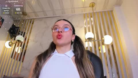 Snapshot of ariagh_ chatting on November 21, 7:34 pm aria online show from November 21, 7:34 pm