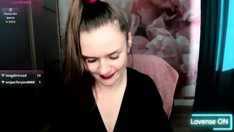 Snapshot of ariagrays chatting on November 2, 9:33 am AriaGray online show from November 2, 9:33 am