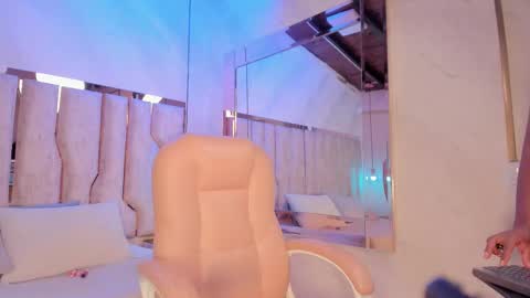 Snapshot of ariana_grande233 chatting on February 18, 11:50 am ariana_grande233 online show from February 18, 11:50 am