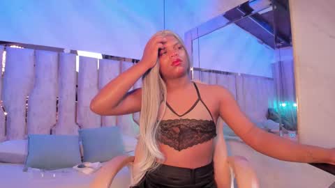 ariana_grande233 online show from March 15, 11:38 am