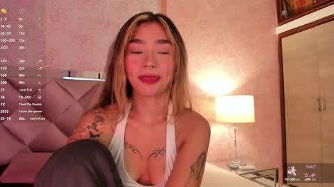 Snapshot of ariana_villada chatting on October 7, 3:25 am Ari online show from October 7, 3:25 am