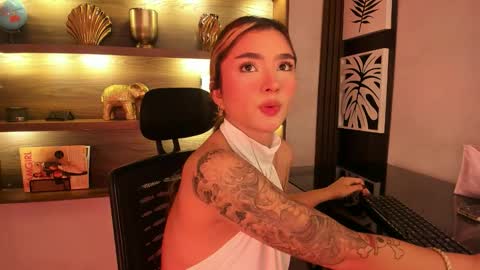 Snapshot of ariana_villada chatting on November 23, 3:39 am Ari online show from November 23, 3:39 am