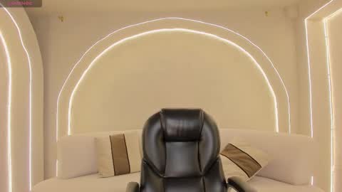 Ariana Dumont online show from January 16, 11:25 am