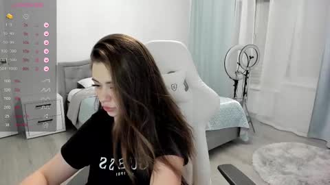 Snapshot of ariel__grand chatting on February 21, 4:37 pm Ariel online show from February 21, 4:37 pm