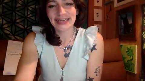 Snapshot of arielwyld chatting on January 5, 11:22 pm ariel colin when hes here online show from January 5, 11:22 pm