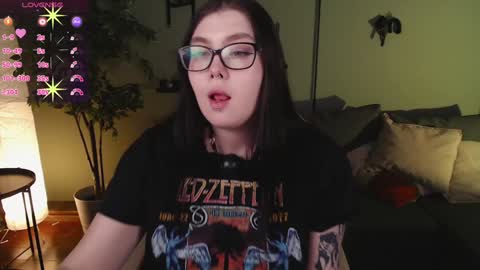Snapshot of arizonaa_muse chatting on December 5, 3:28 pm Astrid online show from December 5, 3:28 pm