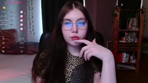 Snapshot of arizonaa_muse chatting on June 4, 9:04 am Astrid online show from June 4, 9:04 am