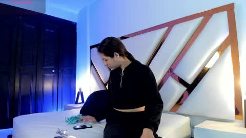 Aron cruz  online show from May 30, 1:19 pm
