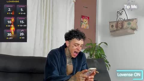 Snapshot of aron_ford chatting on October 22, 11:43 am Aron ford online show from October 22, 11:43 am