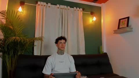 Snapshot of aron_ford chatting on October 31, 3:29 am Aron ford online show from October 31, 3:29 am