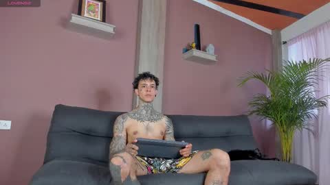 Snapshot of aron_ford chatting on November 27, 3:25 pm Aron ford online show from November 27, 3:25 pm