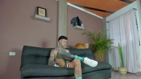 Snapshot of aron_ford chatting on December 17, 9:54 pm Aron ford online show from December 17, 9:54 pm