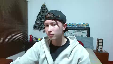 Snapshot of aron_miller18 chatting on December 9, 8:23 pm Aaron online show from December 9, 8:23 pm