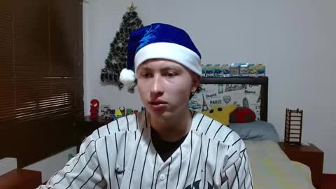 Snapshot of aron_miller18 chatting on December 18, 6:25 pm Aaron online show from December 18, 6:25 pm