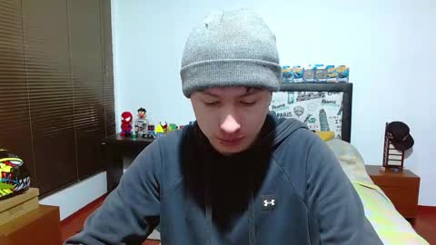 Snapshot of aron_miller18 chatting on February 13, 3:24 pm Aaron online show from February 13, 3:24 pm