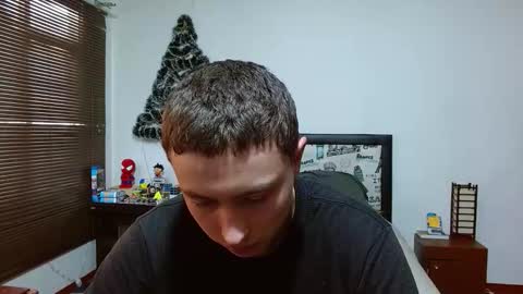 Snapshot of aron_miller18 chatting on December 15, 8:46 pm Aaron online show from December 15, 8:46 pm