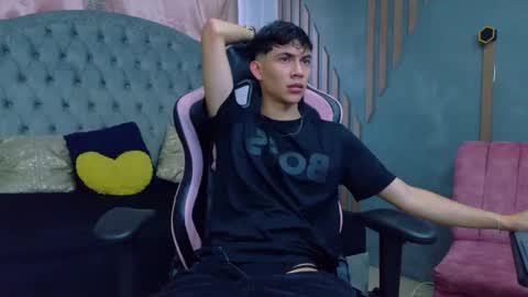 Snapshot of arontawers chatting on February 25, 9:24 pm Arontawers online show from February 25, 9:24 pm