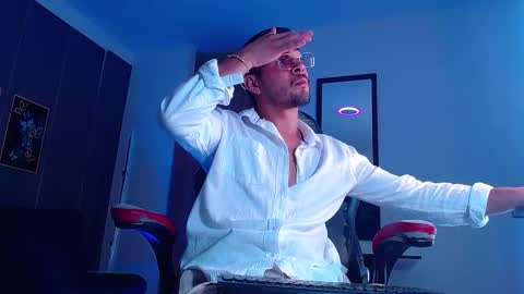 Snapshot of arontrey21_ chatting on October 4, 12:08 am Adrian online show from October 4, 12:08 am