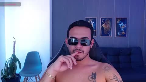 Snapshot of arontrey21_ chatting on October 6, 9:01 pm Adrian online show from October 6, 9:01 pm