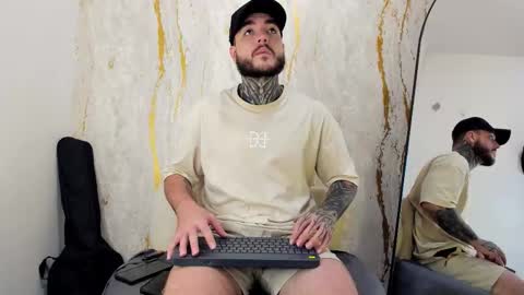 Snapshot of aronwade chatting on October 30, 5:31 am Aron online show from October 30, 5:31 am