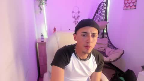 Snapshot of aroon_smith_ chatting on December 22, 12:46 pm Aron online show from December 22, 12:46 pm