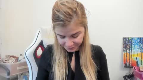 Snapshot of artsyandcraftsy_ chatting on October 26, 10:54 am MIA online show from October 26, 10:54 am