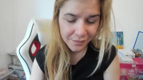 Snapshot of artsyandcraftsy_ chatting on October 30, 10:16 am MIA online show from October 30, 10:16 am