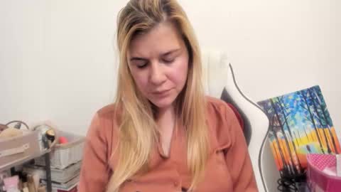 Snapshot of artsyandcraftsy_ chatting on November 12, 10:30 pm MIA online show from November 12, 10:30 pm