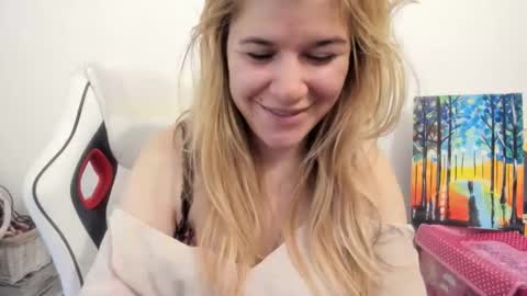 Snapshot of artsyandcraftsy_ chatting on November 20, 8:58 am MIA online show from November 20, 8:58 am