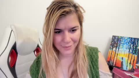 Snapshot of artsyandcraftsy_ chatting on November 21, 10:36 am MIA online show from November 21, 10:36 am