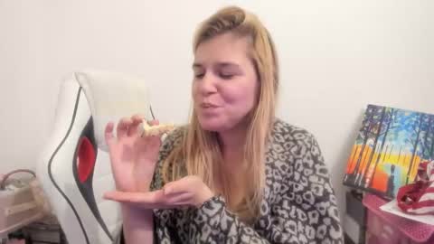 Snapshot of artsyandcraftsy_ chatting on November 24, 10:53 pm MIA online show from November 24, 10:53 pm