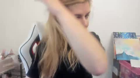 Snapshot of artsyandcraftsy_ chatting on November 26, 11:22 am MIA online show from November 26, 11:22 am