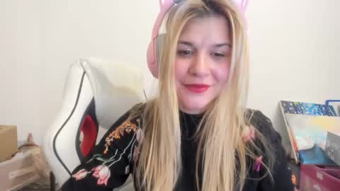 Snapshot of artsyandcraftsy_ chatting on November 28, 11:51 pm MIA online show from November 28, 11:51 pm