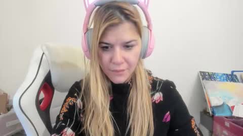 Snapshot of artsyandcraftsy_ chatting on November 29, 12:08 pm MIA online show from November 29, 12:08 pm