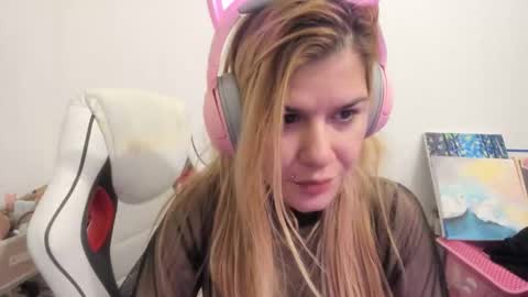 Snapshot of artsyandcraftsy_ chatting on December 1, 6:07 am MIA online show from December 1, 6:07 am