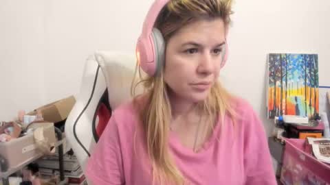 Snapshot of artsyandcraftsy_ chatting on December 2, 6:19 am MIA online show from December 2, 6:19 am