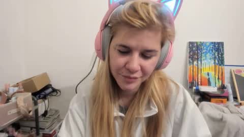 Snapshot of artsyandcraftsy_ chatting on December 2, 7:53 pm MIA online show from December 2, 7:53 pm