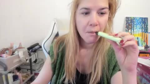 Snapshot of artsyandcraftsy_ chatting on December 5, 11:19 am MIA online show from December 5, 11:19 am