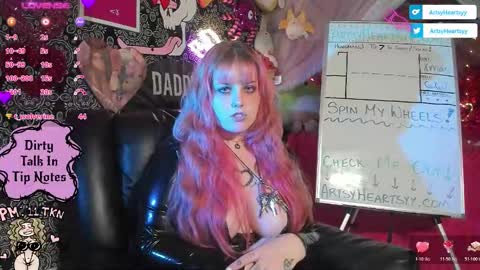 Snapshot of artsyheartsyy chatting on November 18, 1:33 am ArtsyHeartsyy online show from November 18, 1:33 am