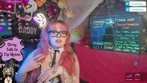 Snapshot of artsyheartsyy chatting on November 22, 1:48 am ArtsyHeartsyy online show from November 22, 1:48 am