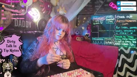 Snapshot of artsyheartsyy chatting on December 2, 1:44 am ArtsyHeartsyy online show from December 2, 1:44 am