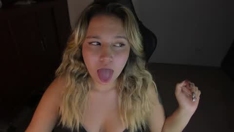 Snapshot of ash_smith1 chatting on January 16, 1:48 am ash_smith1 online show from January 16, 1:48 am