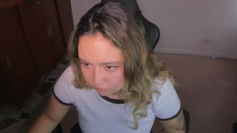 ash_smith1 online show from January 14, 9:31 pm