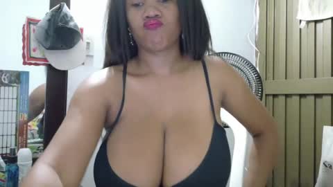 Snapshot of ashanty_1012 chatting on June 18, 10:47 pm ashanty_1012 online show from June 18, 10:47 pm